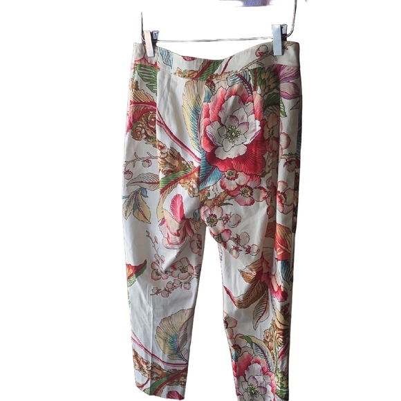 Cache Floral Ankle Pants with Multicolor Design - Picture 2 of 6